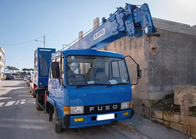 Used truck finance for an affordable Fuso vehicle with Easy Finance, showing a blue Fuso truck